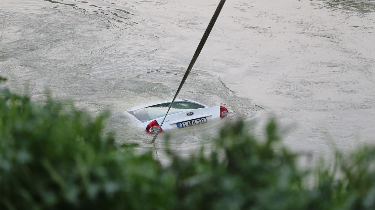 Asi Nehri'ne düşen otomobilin sürücüsü öldü