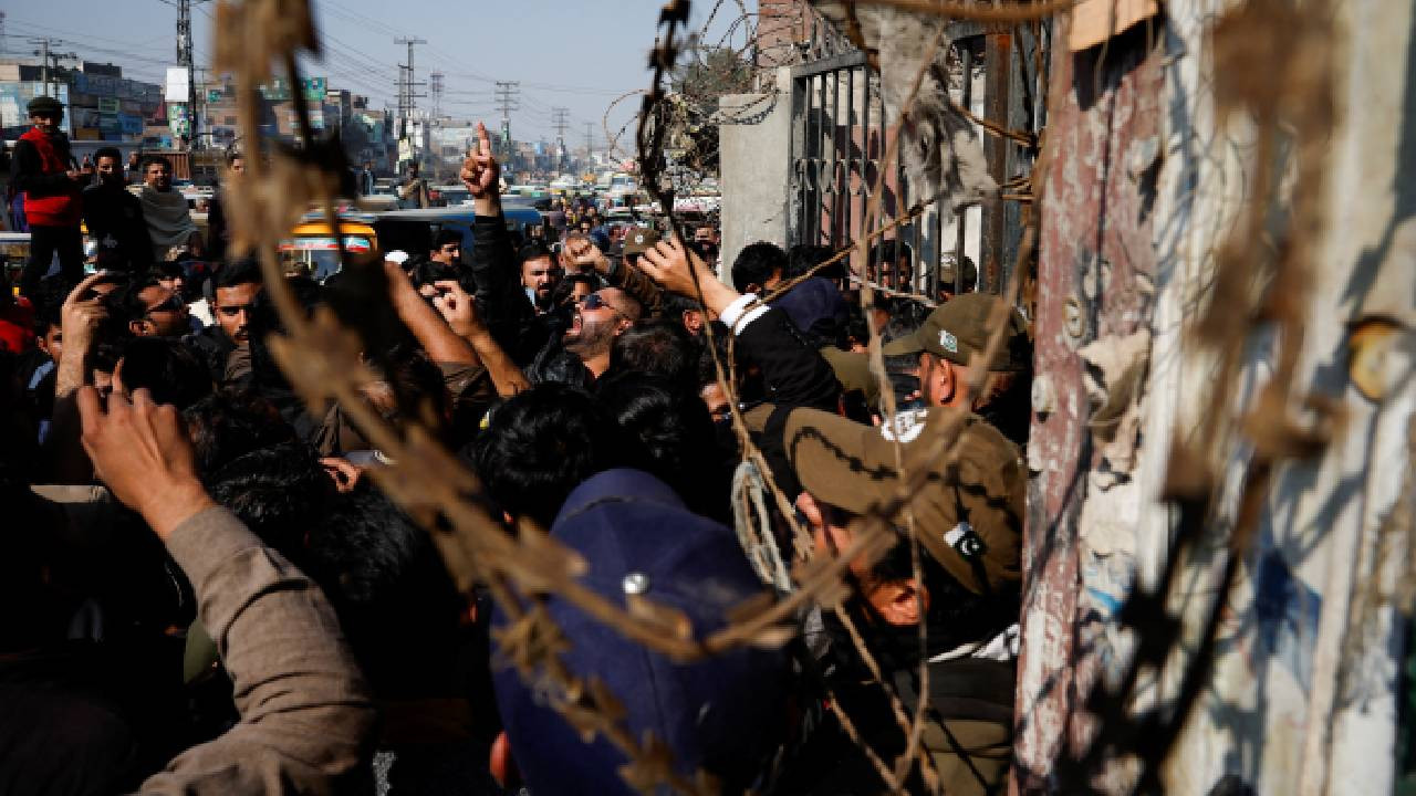 Pakistan'da partisine türlü yasak getirilen, hapse atılan İmran Han'ın desteklediği bağımsız adaylar seçime damga vurdu