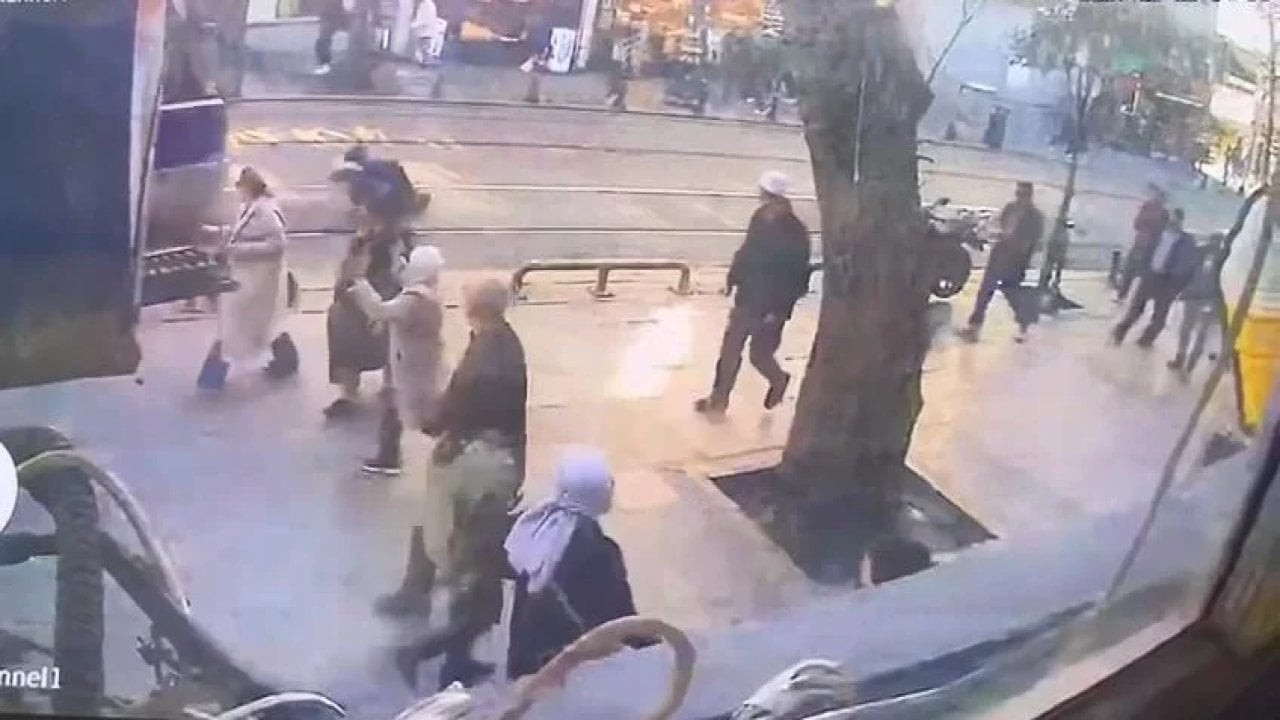 Sultanahmet'te tramvay yayaya çarptı