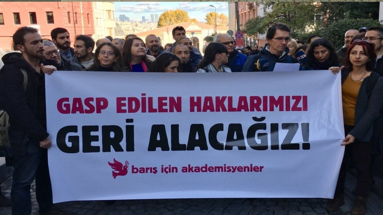 Eğitim Sen: Barış Akademisyenlerine yargı eliyle eziyet ediliyor