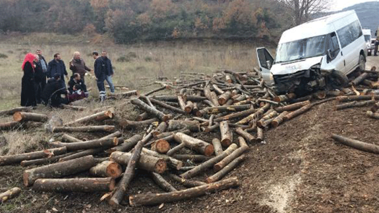 İşçi servisi kamyondan düşen tomruklara çarptı: 6 yaralı