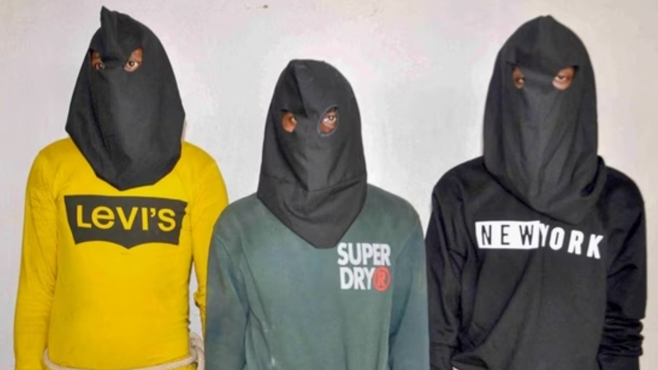 Dünyayı gezen ünlü çifte Hindistan'da saldırı: Üç kişi toplu tecavüzden hakim karşısında