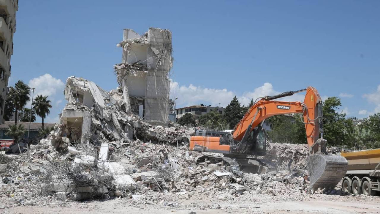 Hatay'da depremde altı kişinin öldüğü bina kaçak inşa edilmiş