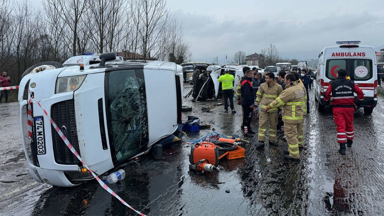 Bartın'da işçi servisleri çarpıştı: Bir ölü, 29 yaralı