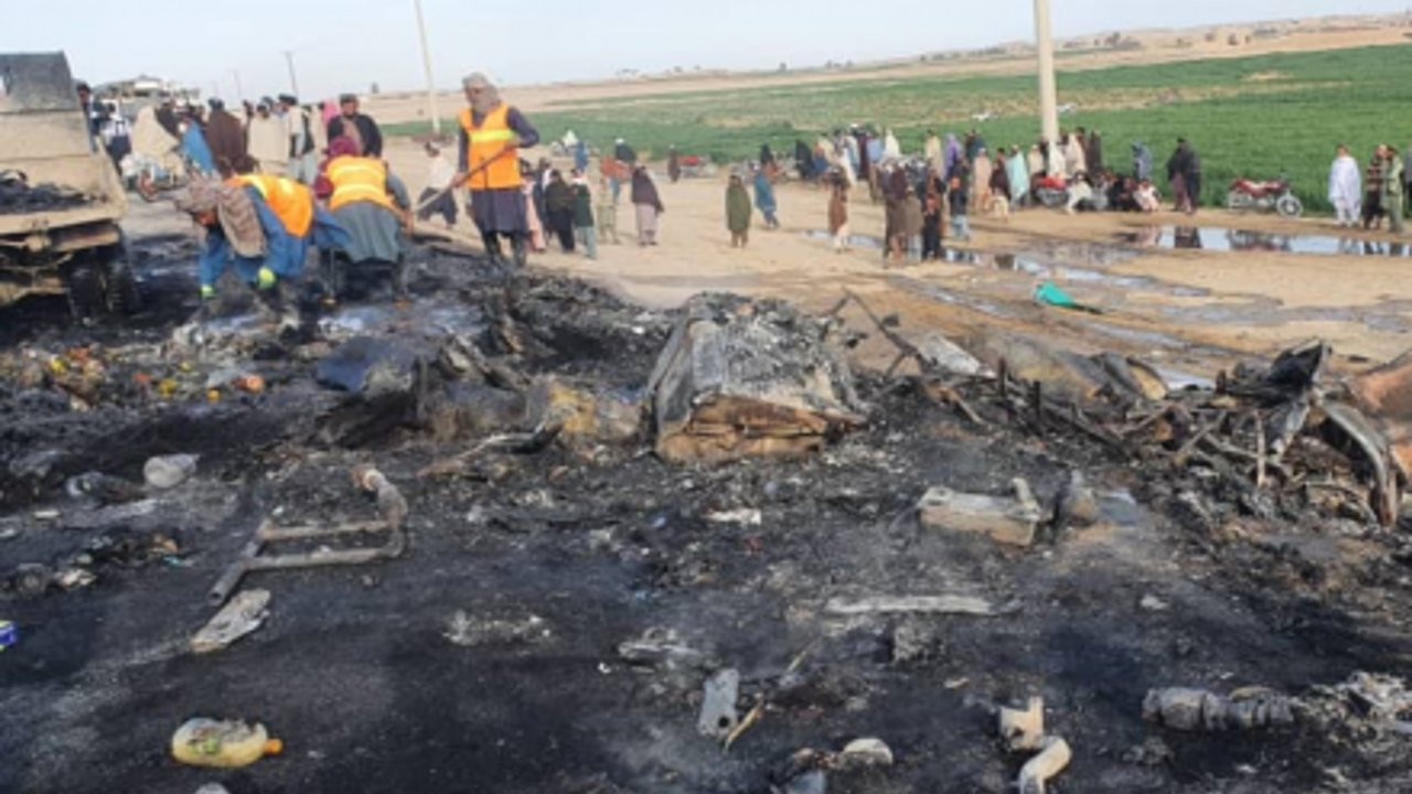 Afganistan'da otobüs, petrol tankeri ve motosiklet çarpıştı: 21 ölü, 11'i ağır 38 yaralı