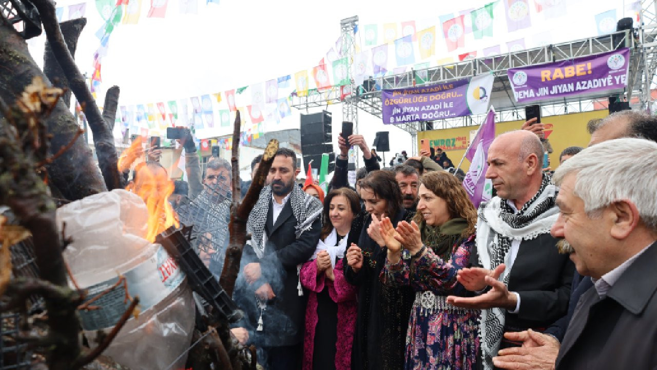 Karlıova, 12 yıl sonra Newroz'u kar yağışıyla karşıladı: Demirtaş atkısı alana alınmadı