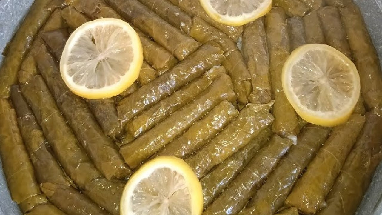 Sarma tenceresinin dibine serin sarma daha lezzetli oluyor! Dibinin tutmaması için deneyin