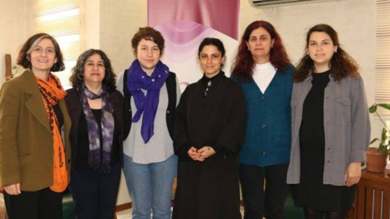 Tunuslu sanatçı Emel Matlouthi, Diyarbakır'da kadın derneklerini ziyaret etti