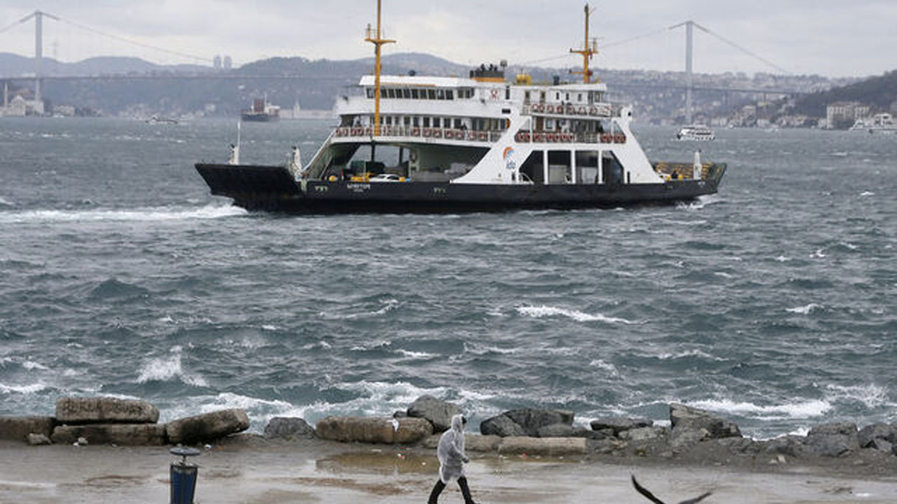 İstanbul'da vapur seferlerine fırtına engeli