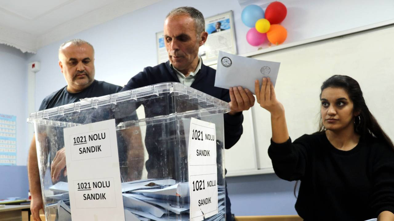 Oy kullanma işlemi saat 17.00'de tüm Türkiye'de sona erdi