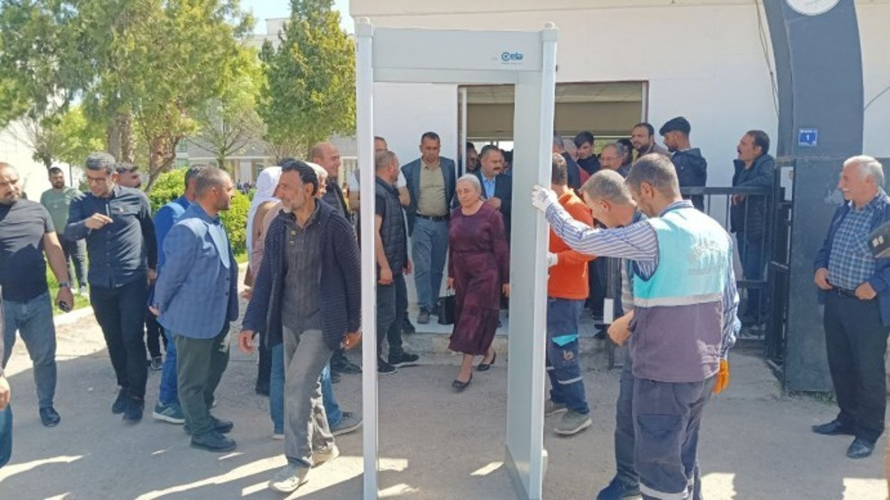 Urfa Viranşehir'de eşbaşkanlar belediyedeki X-ray ve telleri kaldırdı