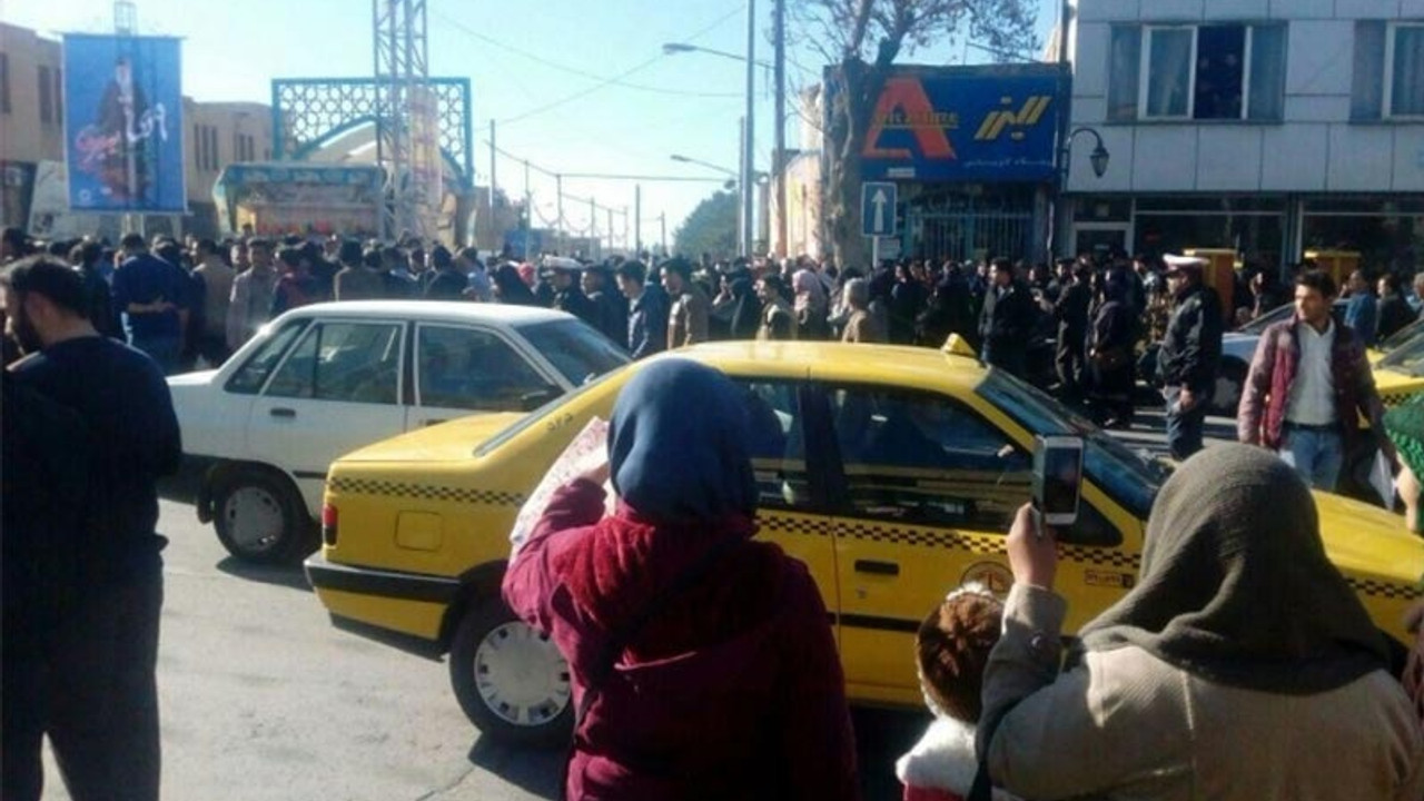 İran'da halk sokağa döküldü: Suriye’yi bırak, bize bak