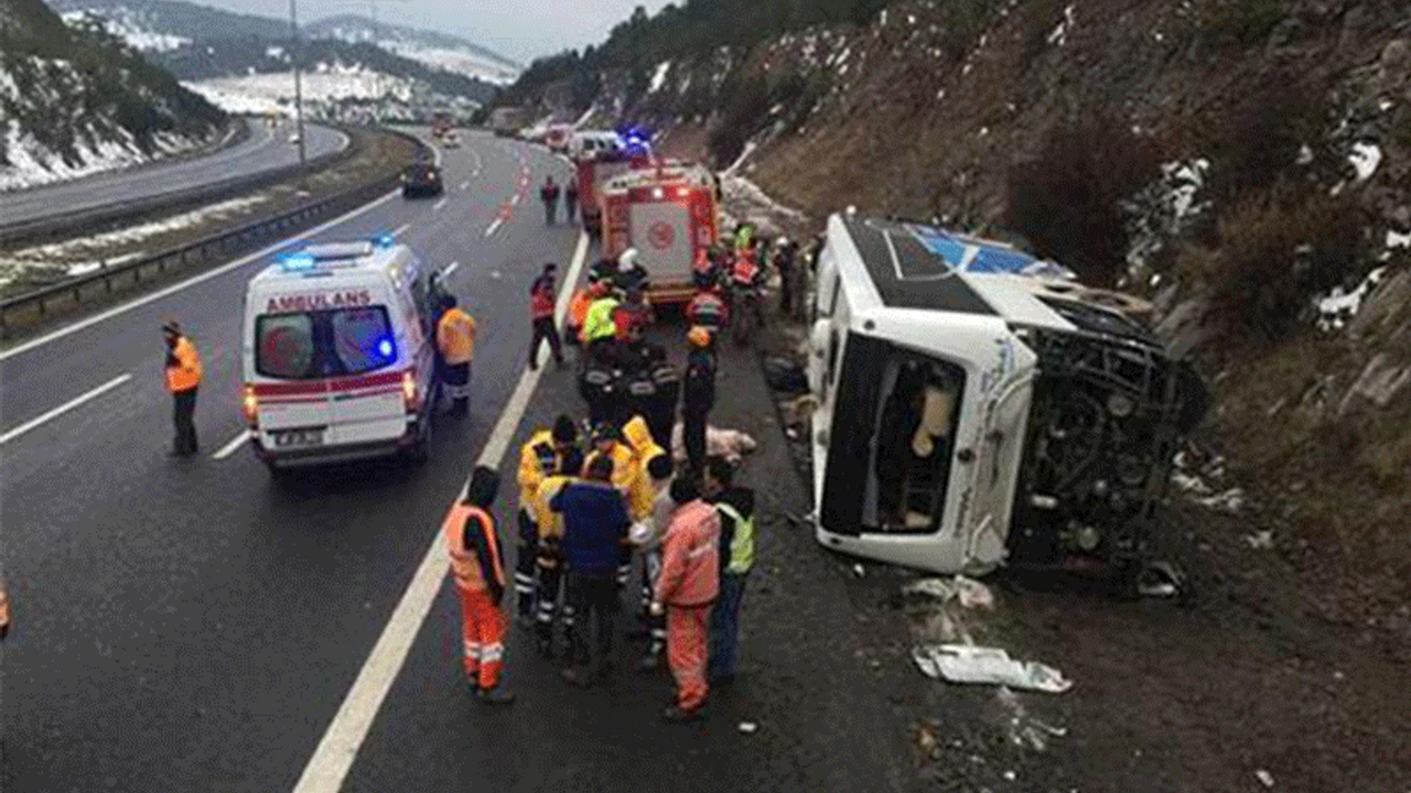 Yolcu otobüsü devrildi: 2 ölü, 21 yaralı