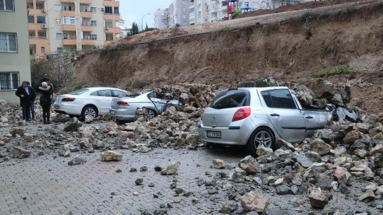 İstinat duvarı 4 aracın üzerine yıkıldı