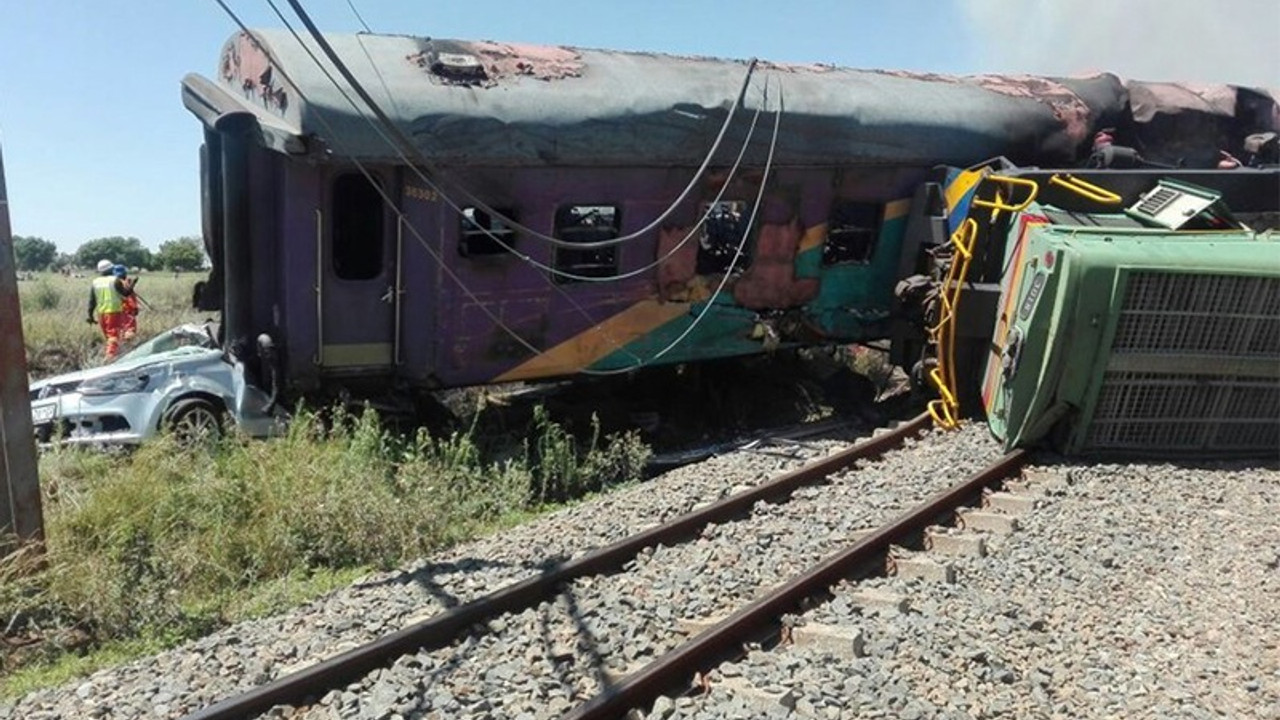 Tren, kamyon ve otomobil birbirine girdi: 12 ölü