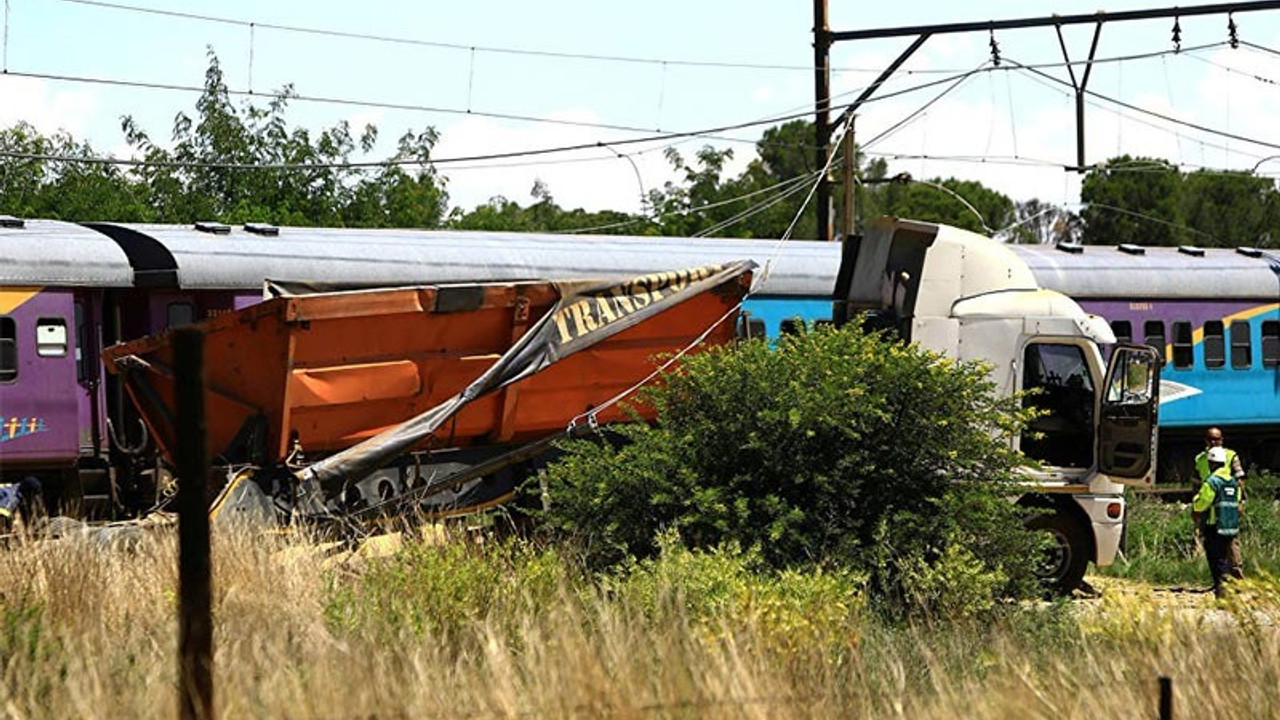 Yolcu treni ile kamyon çarpıştı