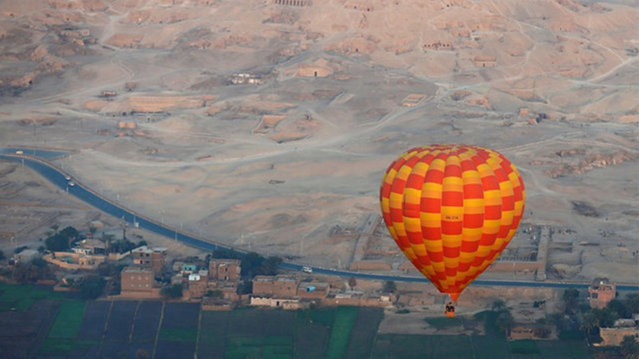 Mısır'da turistleri taşıyan balon düştü