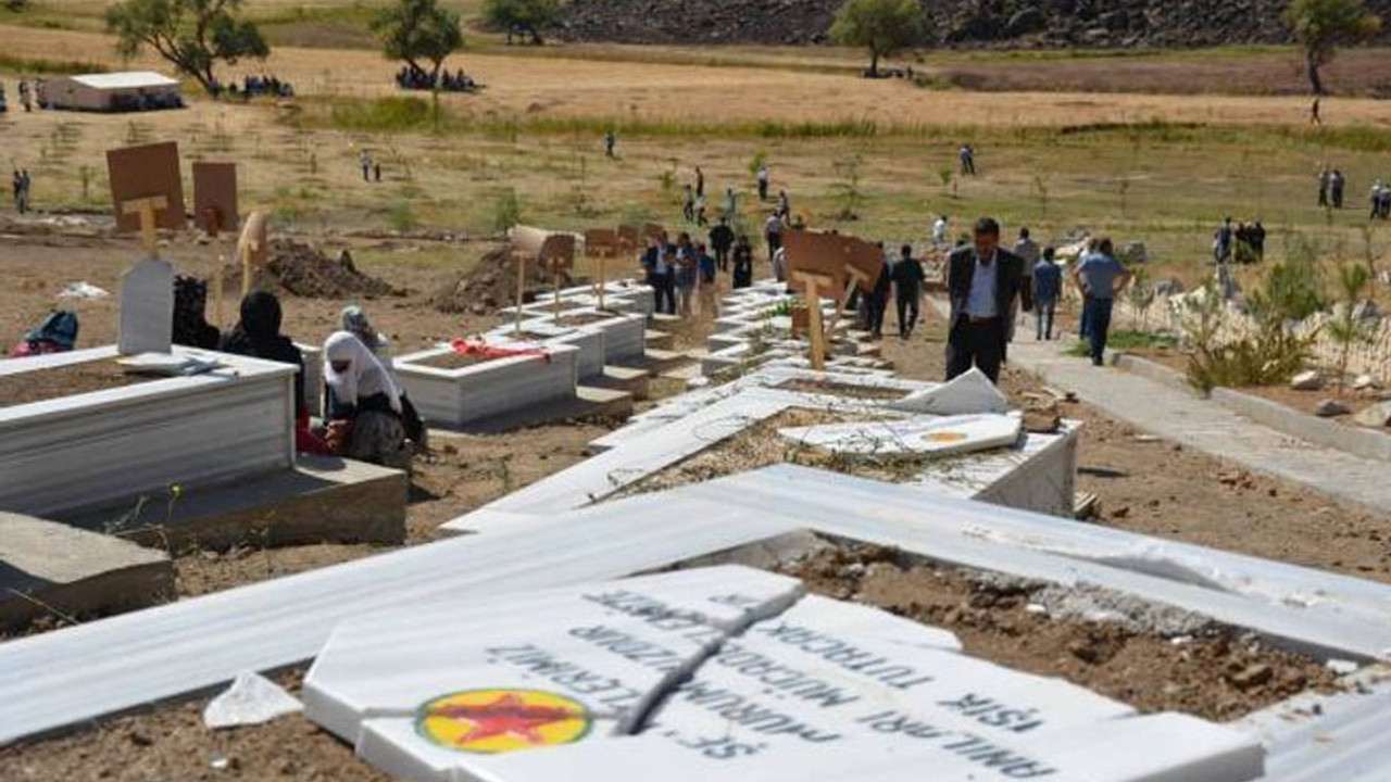 Bu defa Muş'un Varto ilçesi: 'İş makineleriyle mezarlık yıktılar'