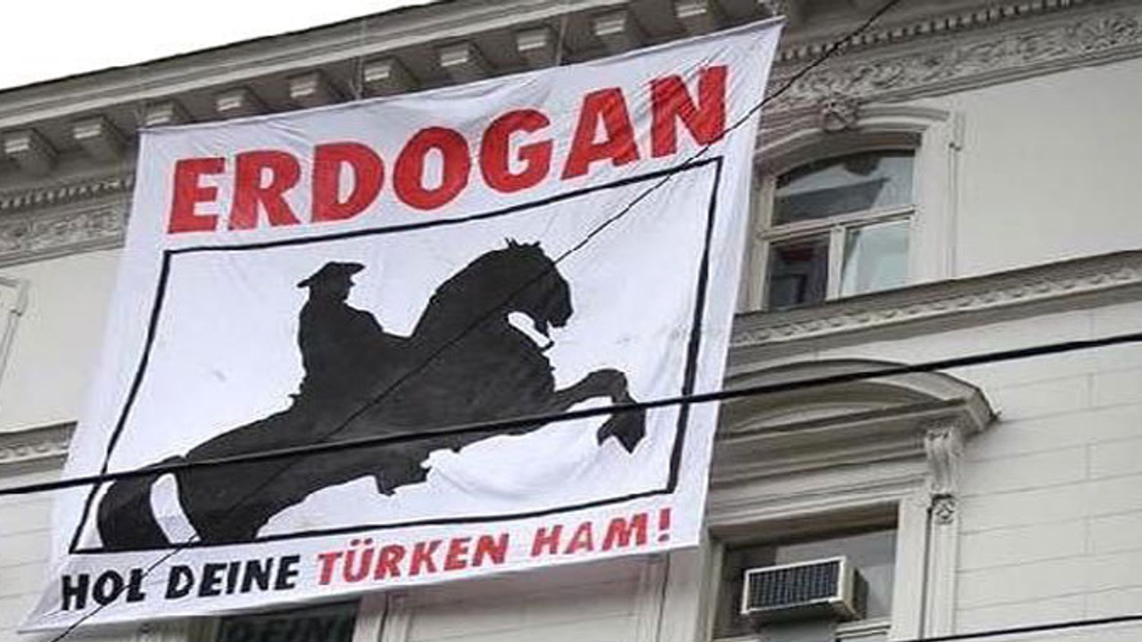 Türk Büyükelçiliğine ırkçı pankart