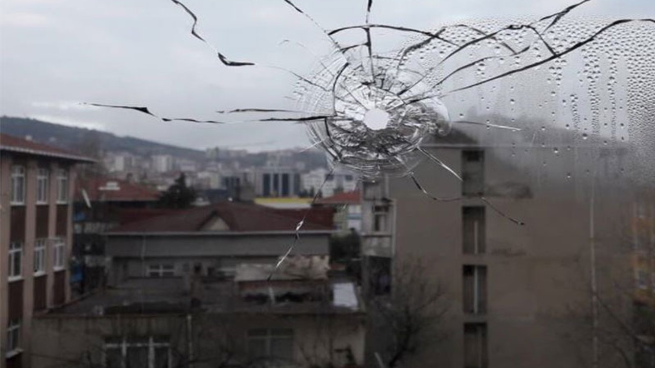 Muhalif yazar Emre Ergül'ün evi kurşunlandı