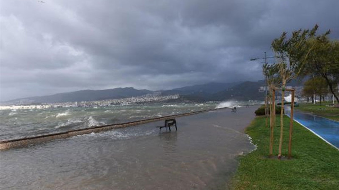 İzmir'de Kordon Boyu denizle birleşti