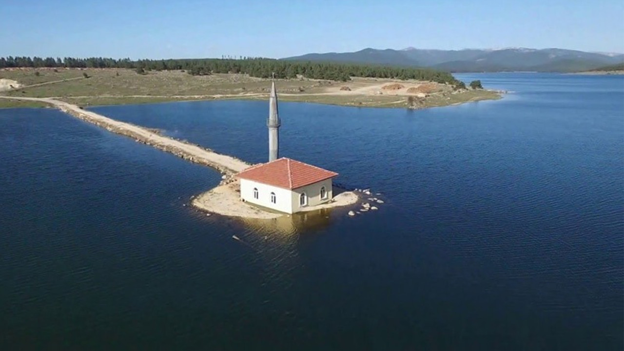 Seben gölünün ortasındaki cami ibadete açıldı