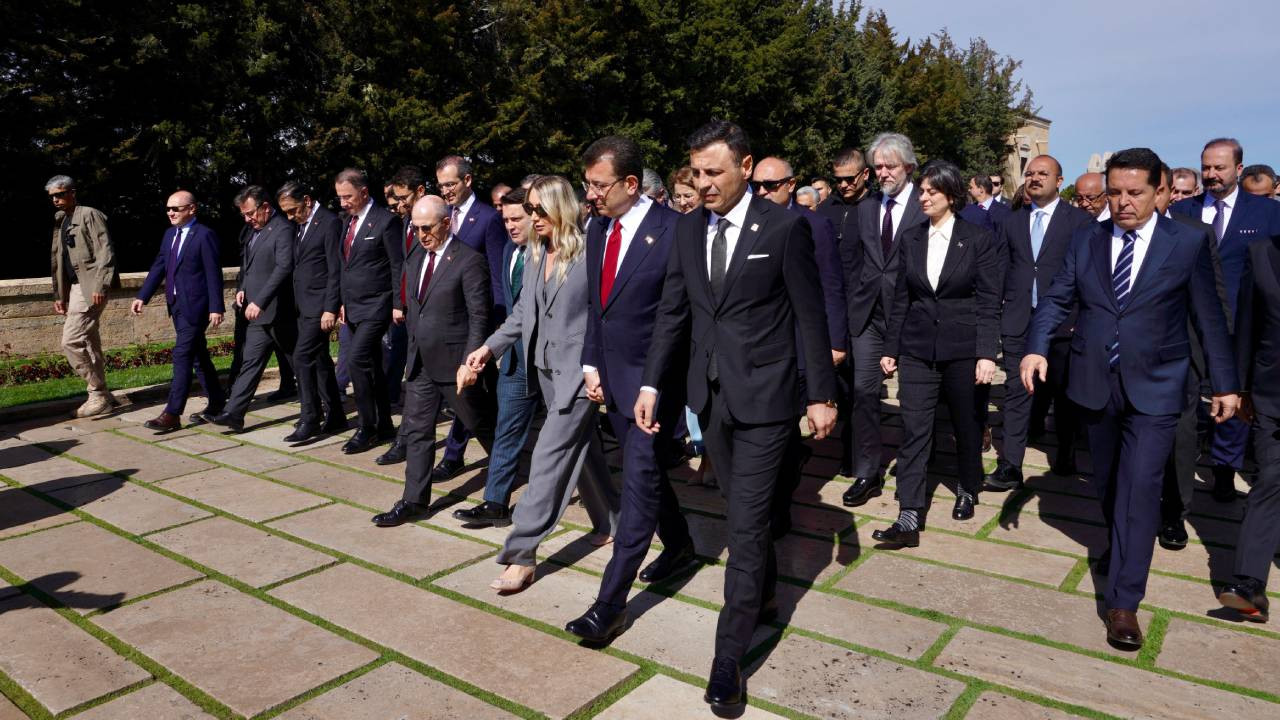 Seçim sonrası Anıtkabir'e ziyaret: Ekrem İmamoğlu'nun konuşma yapması engellendi