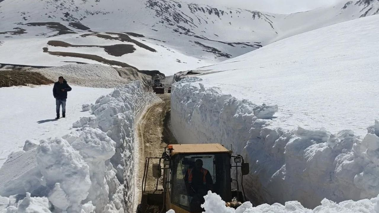 Kars'a Nisan karı yağdı