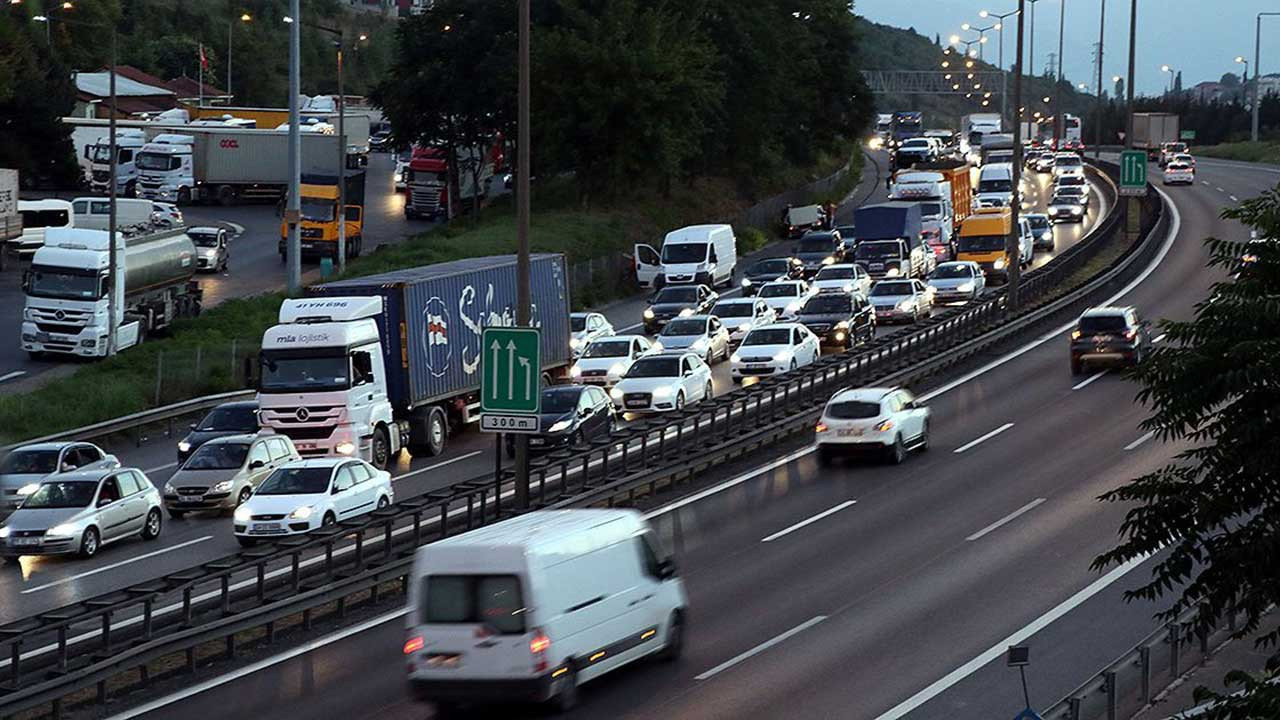 Kamyon, tanker ve çekiciler, pazar günü trafiğe çıkamayacak