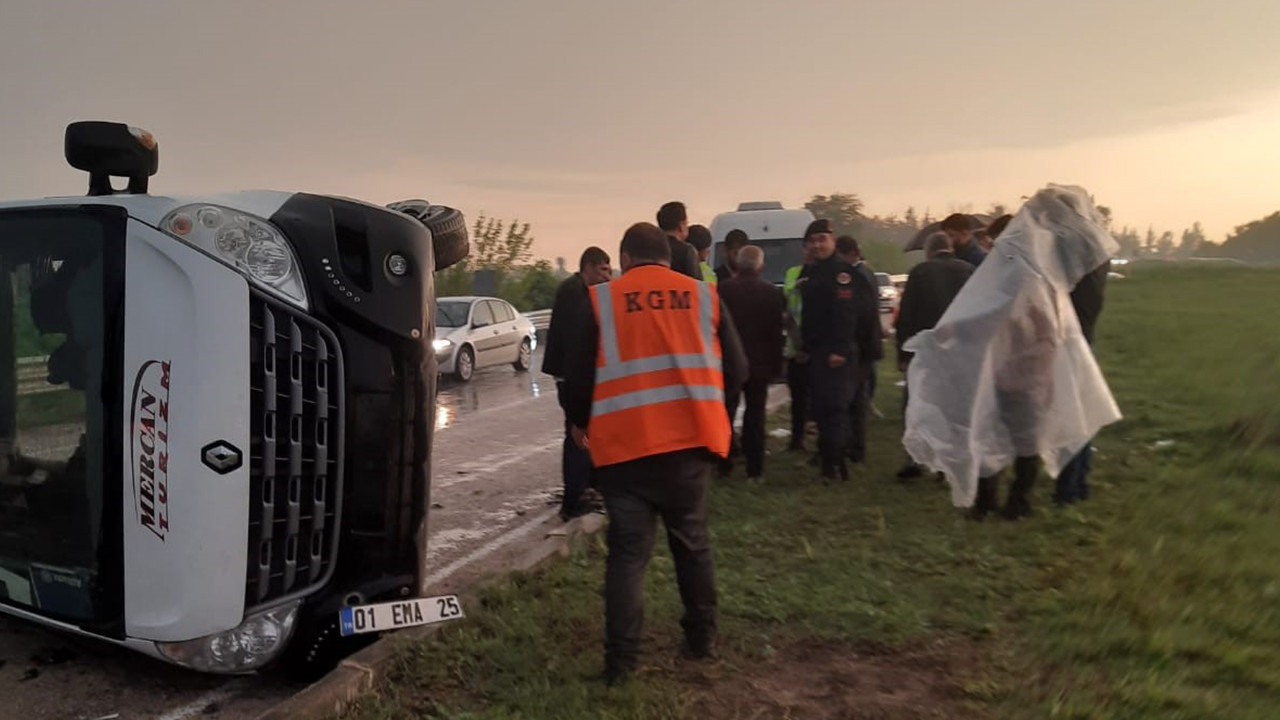 Adana'da minibüs devrildi: 5 yaralı