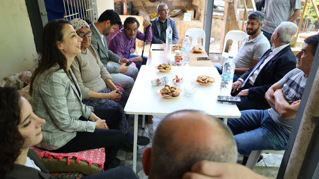 Hatimoğulları Hatay’daki depremzede aileleri ziyaret etti