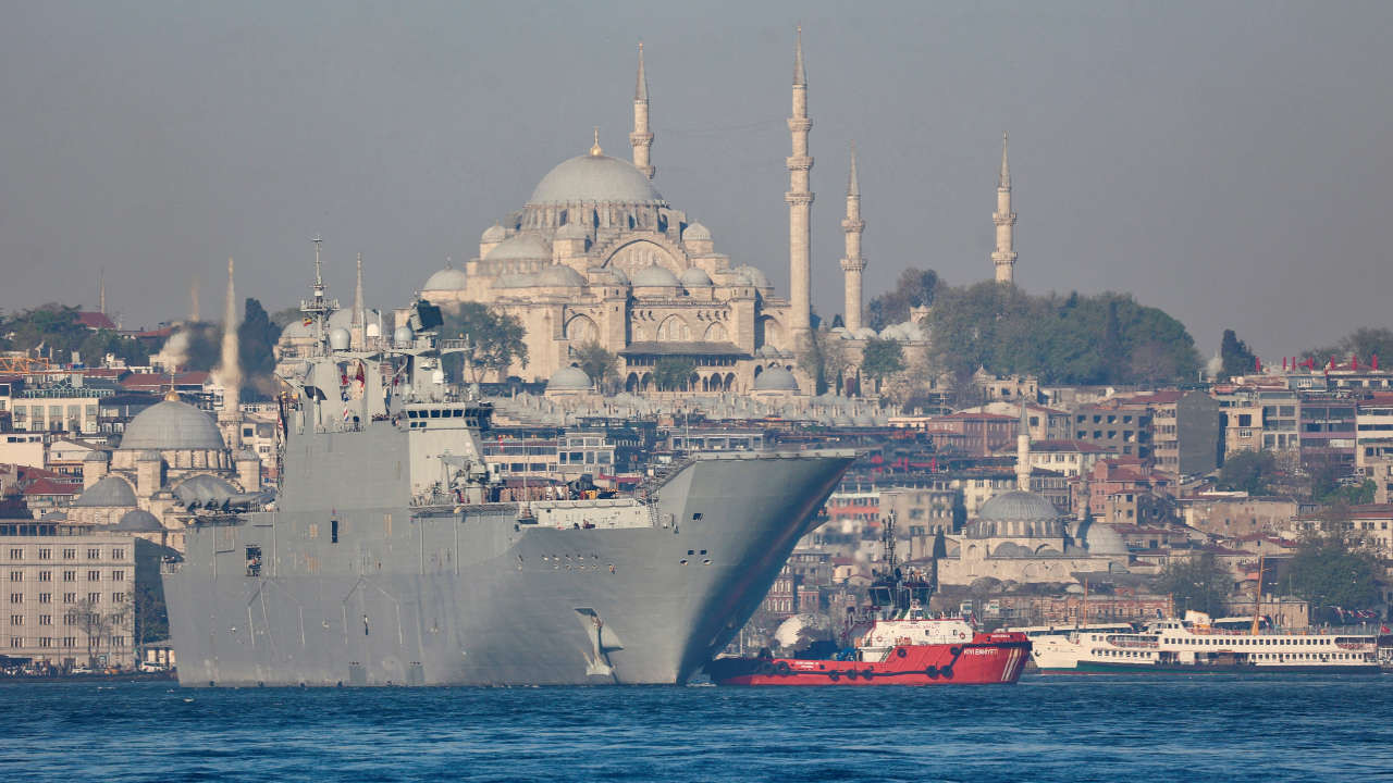 İspanyol amfibi hücum gemisi Juan Carlos I, Sirkeci'ye demirledi