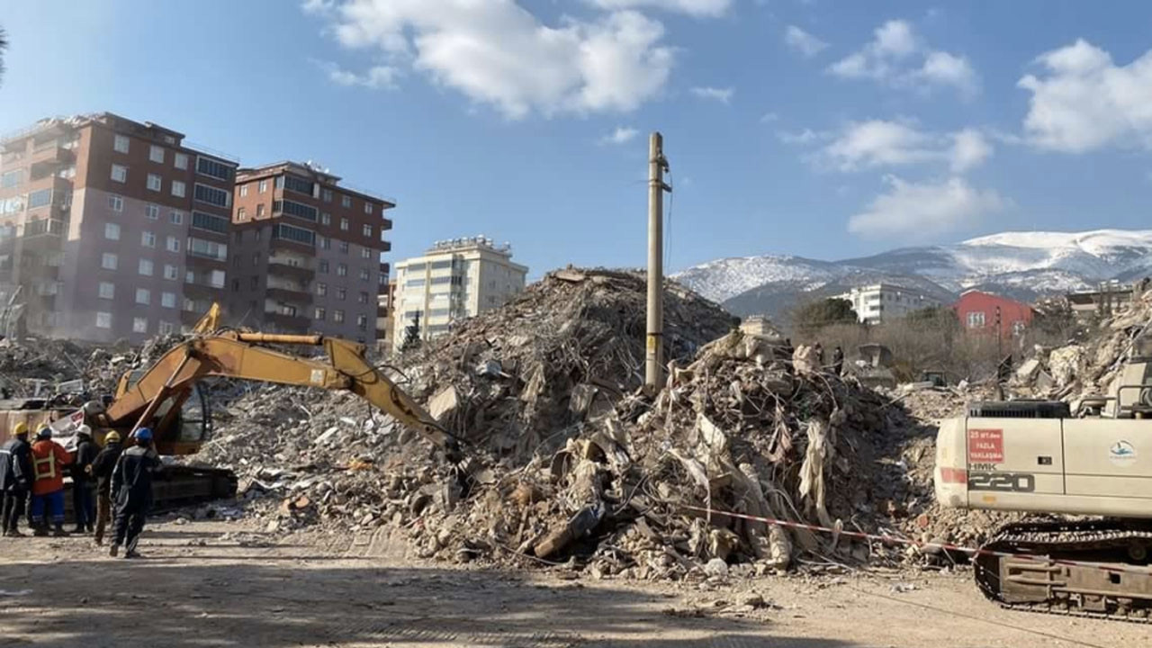 150 kişinin öldüğü sitenin müteahhidi yakalama kararı varken arsa sattı