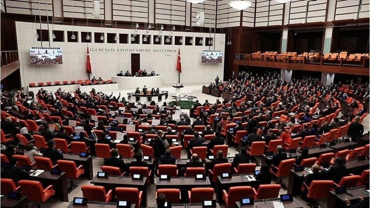 CHP ve MHP arasında borç tartışması: '2 milyon liraya sütlü tatlı, 2 milyon liraya su böreği alınmış'