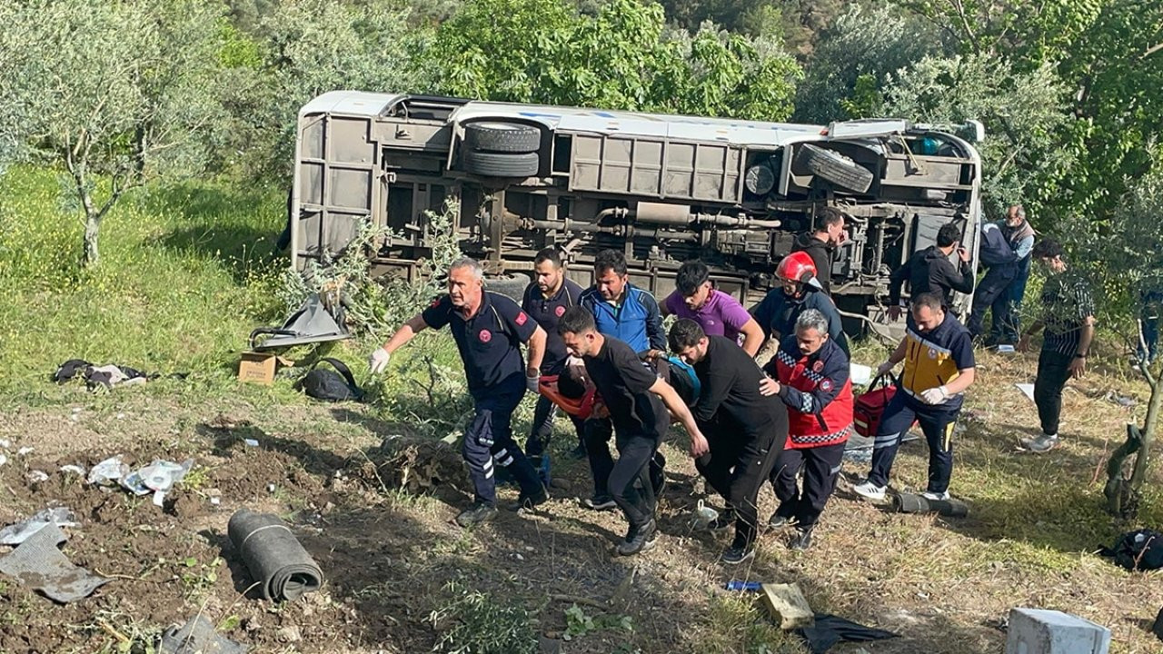 Sakarya'da öğrencileri taşıyan midibüs devrildi: 12 yaralı