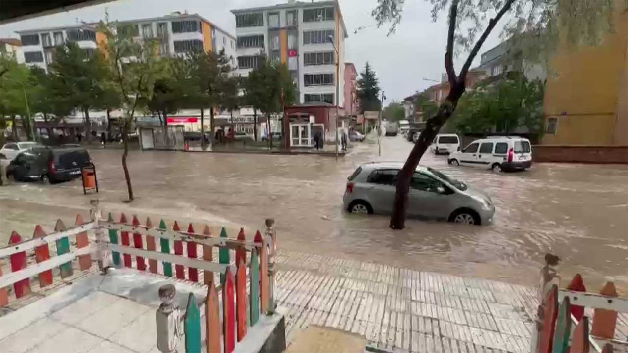 Çorum’da sağanak: Yollar göle döndü, ev ve işyerlerini su bastı