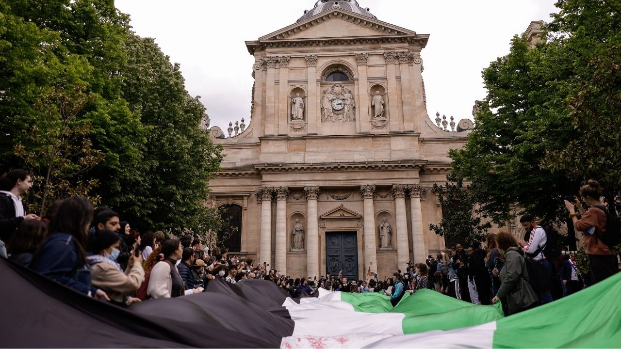 Fransa'nın Sorbonne Üniversitesi'nde Filistin'e destek gösterisi