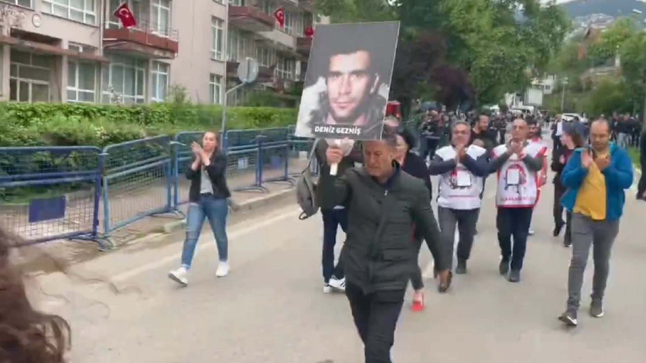 Bursa'da 'Deniz Gezmiş' yasağı: İzin verilmeyen fotoğrafı CHP'li Sarıbal alana taşıdı