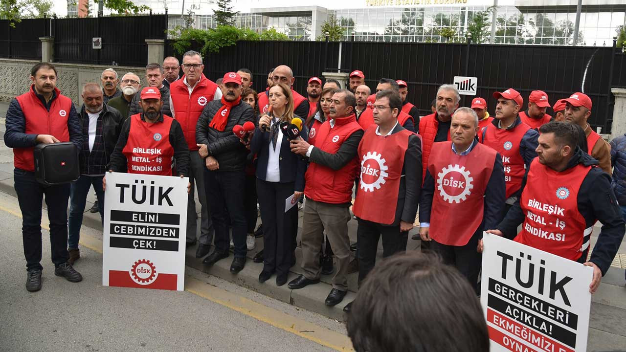 DİSK'ten TÜİK önünde protesto: Sürekli enflasyonu düşük gösteriyor