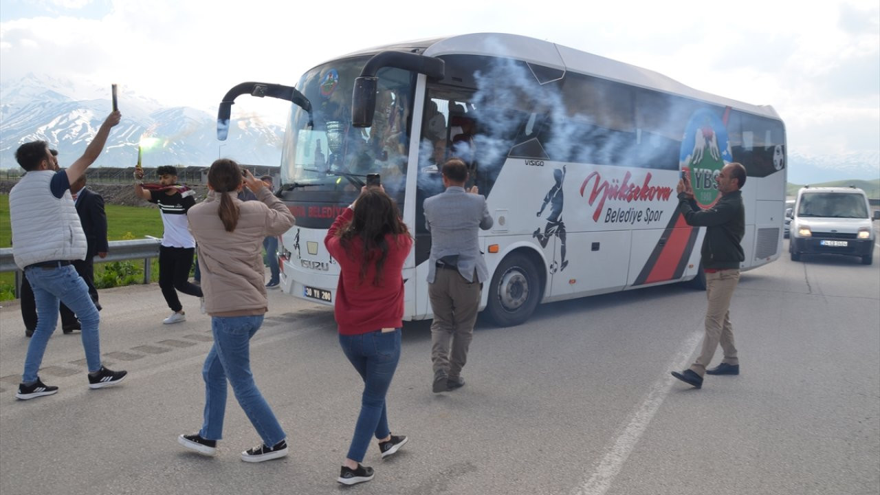 TFF Kadınlar 2. Ligi şampiyonu Yüksekova Belediyespor ilçeye döndü