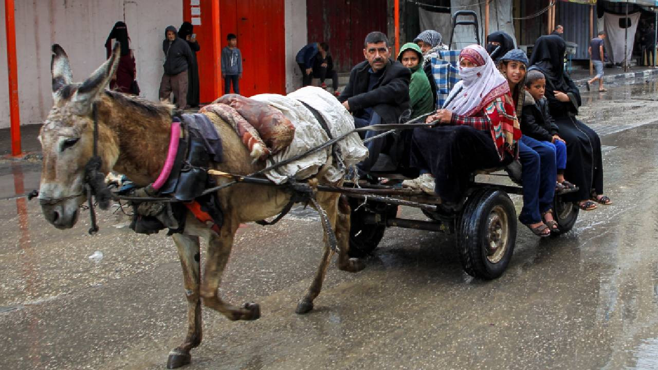 Mısır TV'si: İsrail askerlerine Kassam saldırısı müzakereleri çıkmaza soktu, Hamas: Refah'a tahliye emri müzakereleri çökertecek