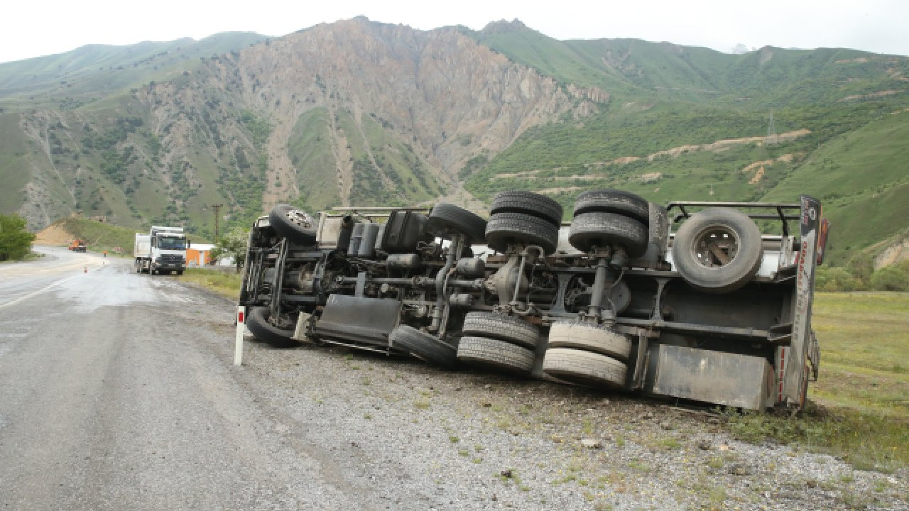 Tankerden sızan yakıt nedeniyle kayan minibüs takla attı: 8 yaralı