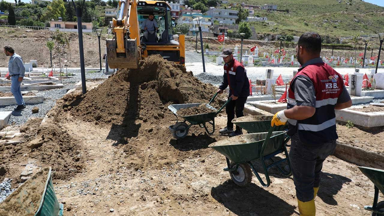 Hatay'daki yağışta depremzedelerin mezarları zarar gördü