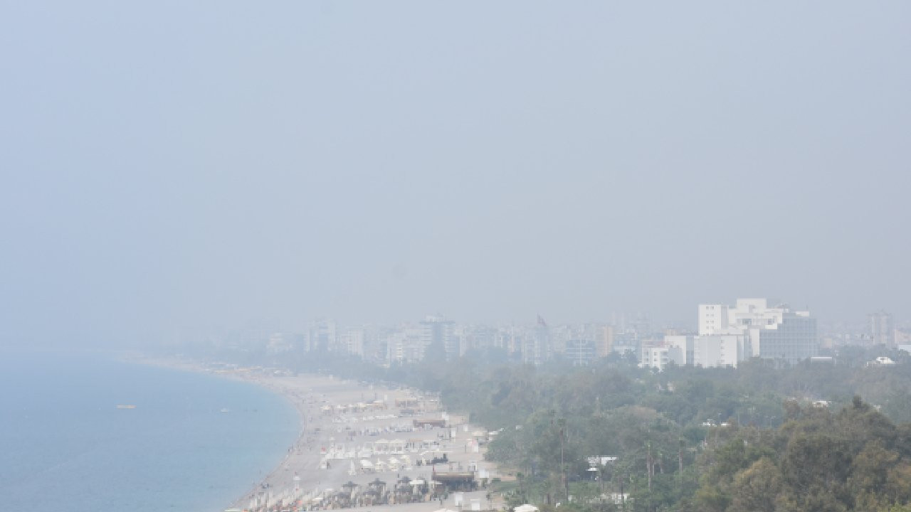 Antalya'da sis ve toz taşınımı etkili oldu: Görüş mesafesi 600 metreye düştü