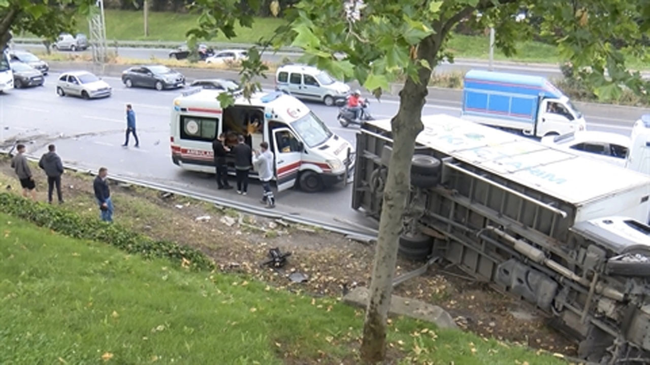 Bağcılar'da kamyonet işçi servisine çarptı: Beş yaralı