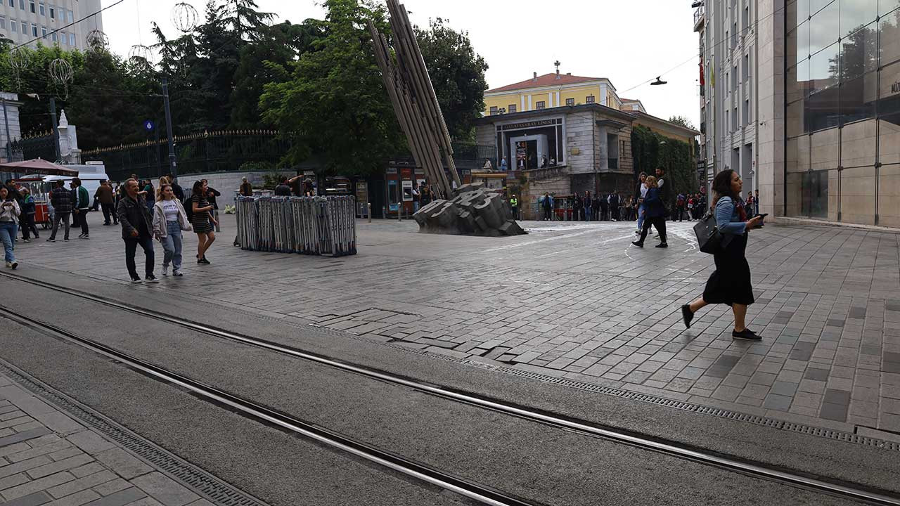 Galatasaray Meydanı’ndaki polis bariyerleri 300 hafta sonra kaldırıldı