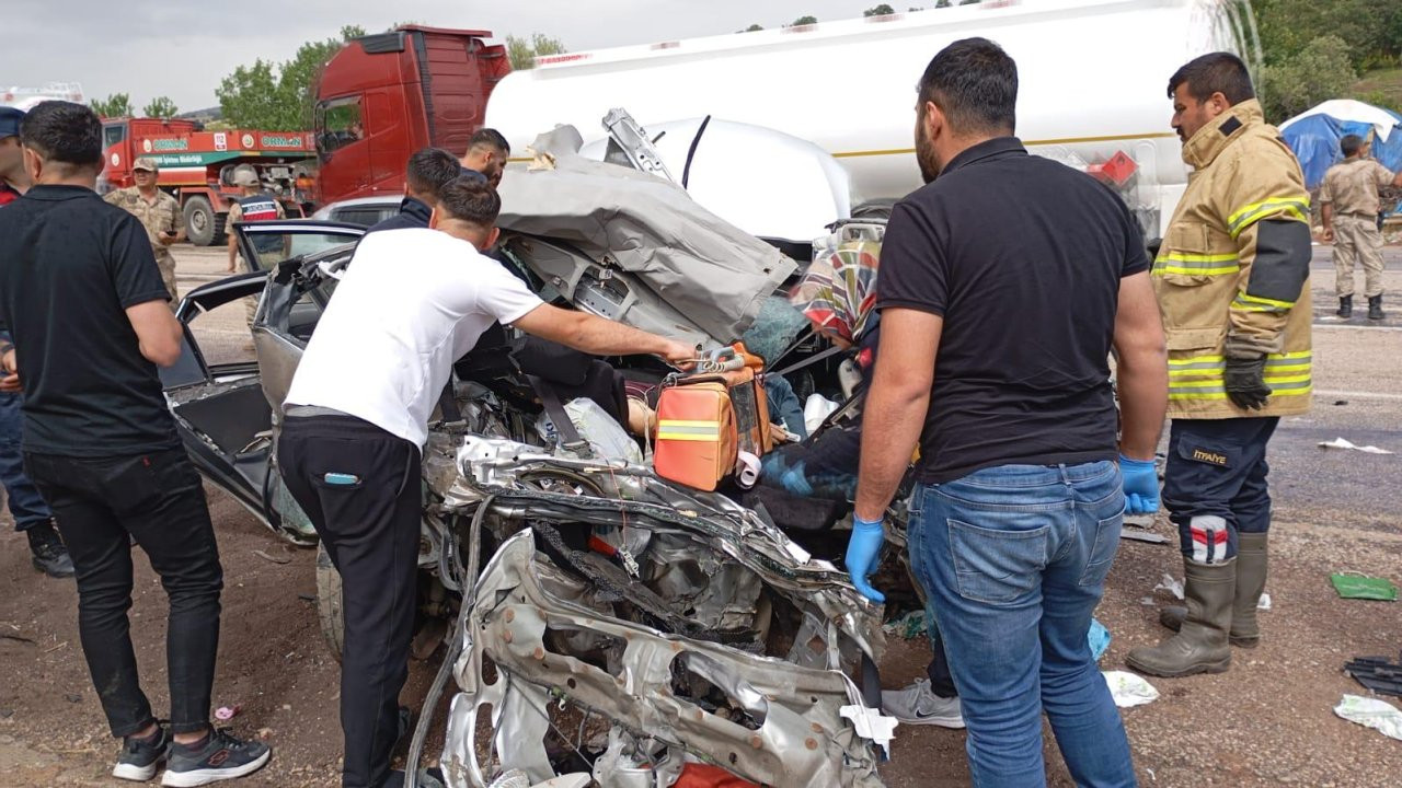 Adıyaman'da tır ile otomobil çarpıştı: İki ölü, üç yaralı