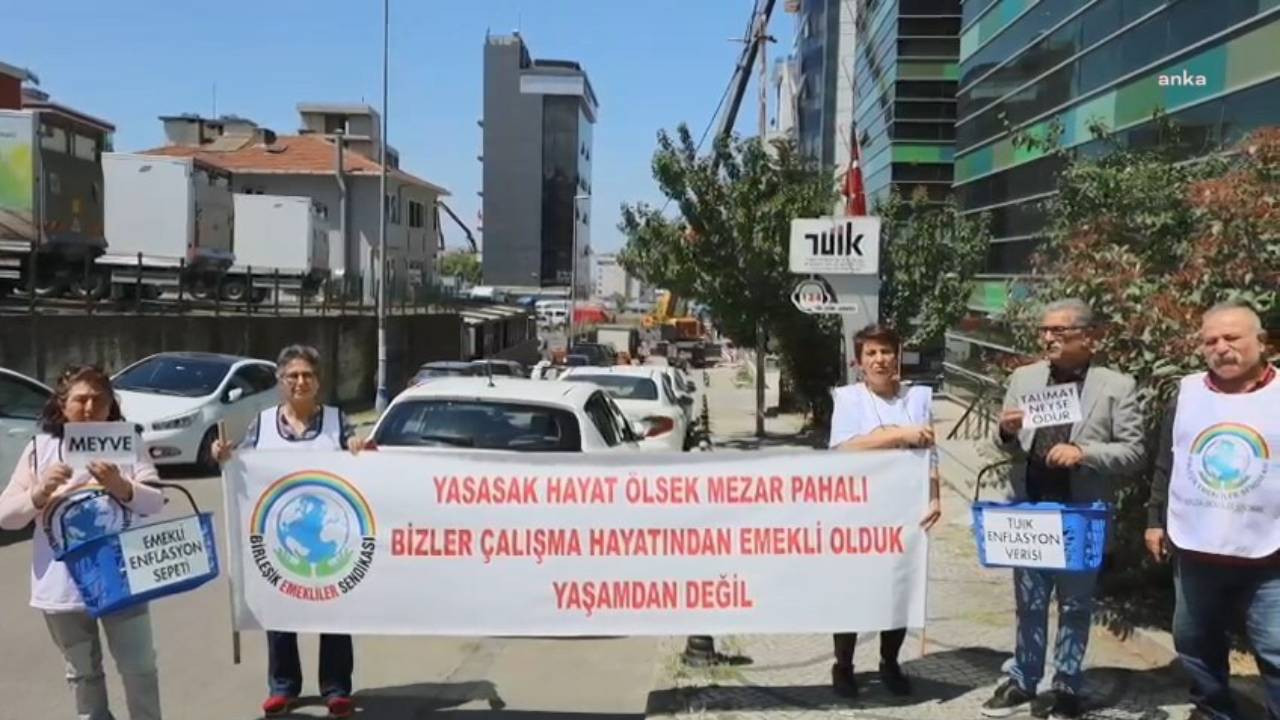 Emekliler TÜİK binası önünden iktidara seslendi: 'Enflasyonu emeklinin enflasyon sepetine göre açıklayın'