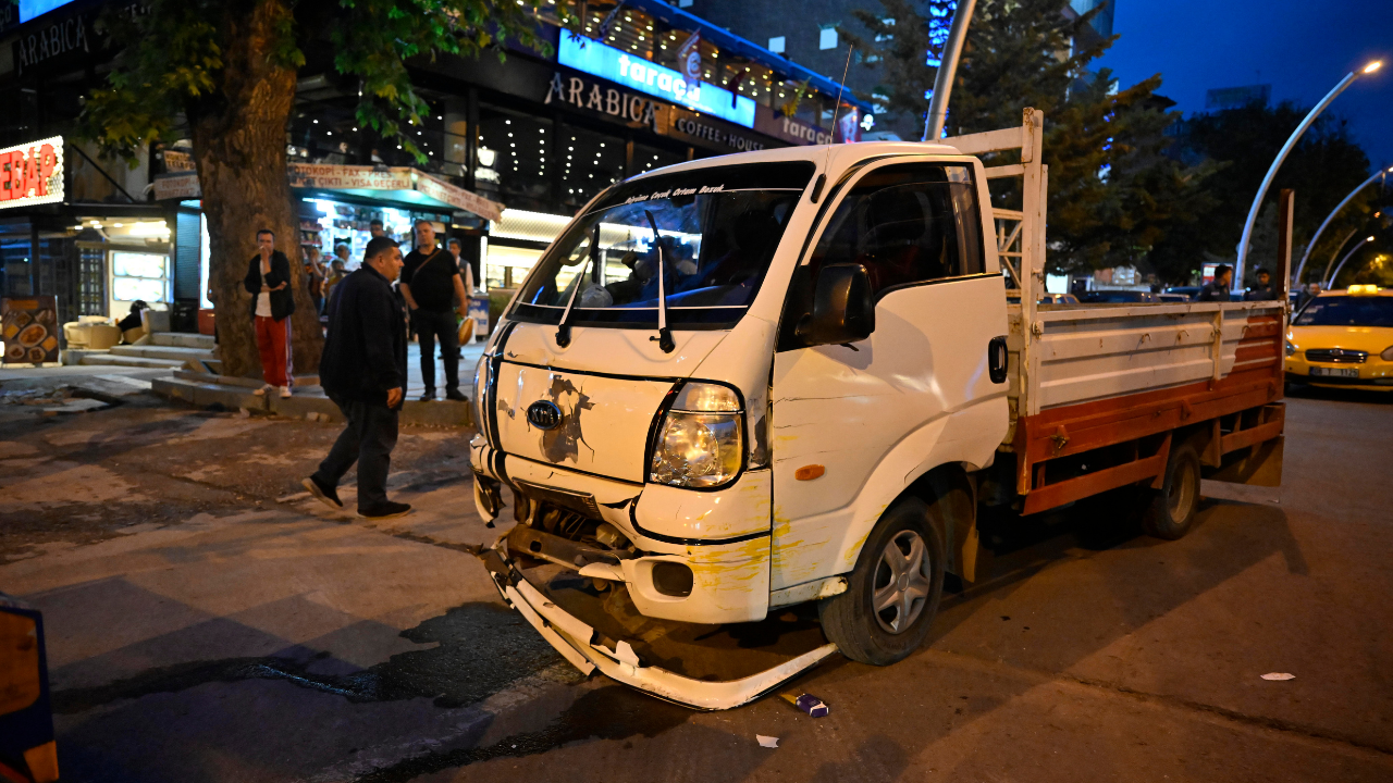 Ankara'da kontrolden çıkan kamyonet, 11 araca çarptı