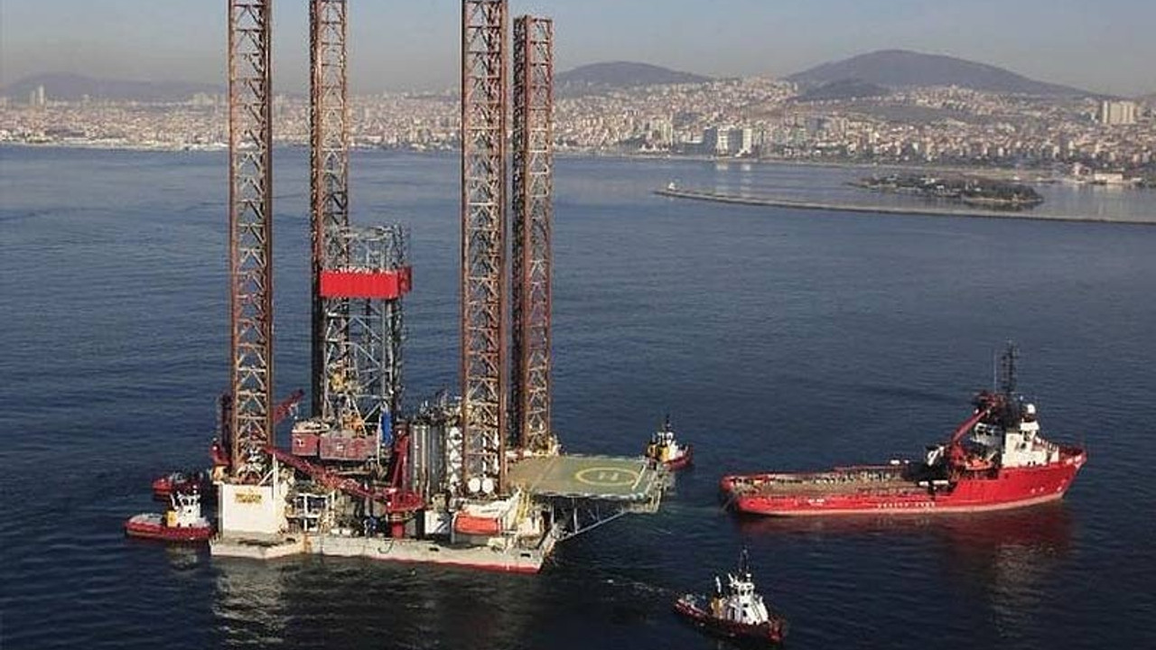 Dev petrol platformu İstanbul Boğazı'ndan geçiyor